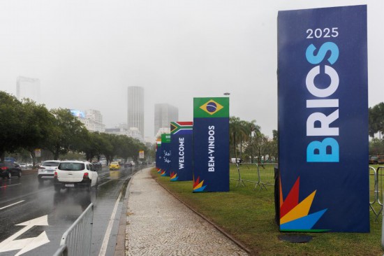 这是2025年7月3日在巴西里约热内卢拍摄的金砖国家领导人第十七次会晤欢迎标语牌。新华社发（克劳迪娅·马尔提尼摄）