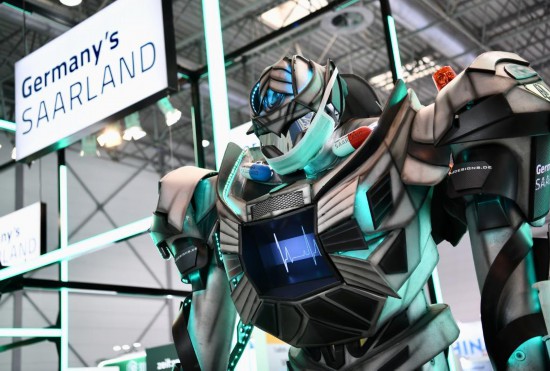 这是11月17日在德国杜塞尔多夫国际医疗器械设备展上拍摄的装饰机器人。新华社记者张豪夫摄