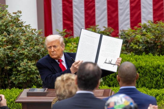 4月2日，美国总统特朗普在首都华盛顿白宫展示签署后的关于所谓“对等关税”的行政令。新华社记者胡友松摄