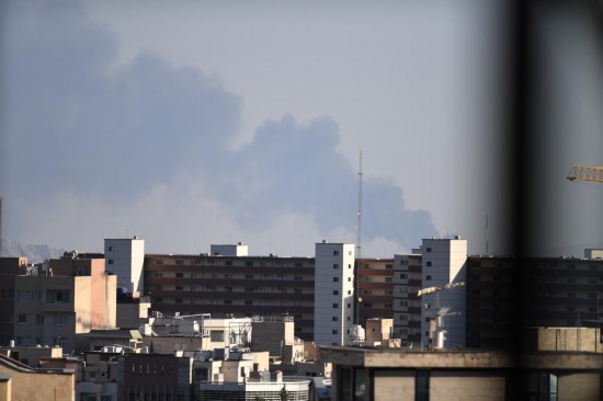 这是6月17日在伊朗首都德黑兰市区拍摄的浓烟。自6月13日凌晨以来,以色列对伊朗多地发动大规模空袭,轰炸伊朗核设施和军事目标,造成大量人员伤亡。作为报复,伊朗向以色列境内不同目标发动多轮导弹和无人机袭击。新华社记者沙达提摄