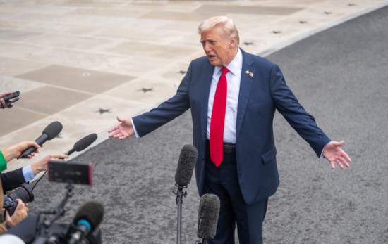 2025年9月30日,在美国首都华盛顿白宫,美国总统特朗普回答记者提问时表示,美国政府正在考虑打击通过陆路向美国走私毒品的委内瑞拉贩毒集团。新华社记者 胡友松 摄