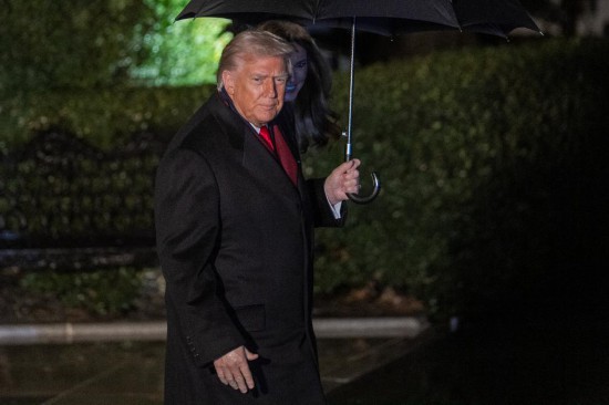2025年11月25日，在美国首都华盛顿，美国总统特朗普离开白宫。新华社记者胡友松摄