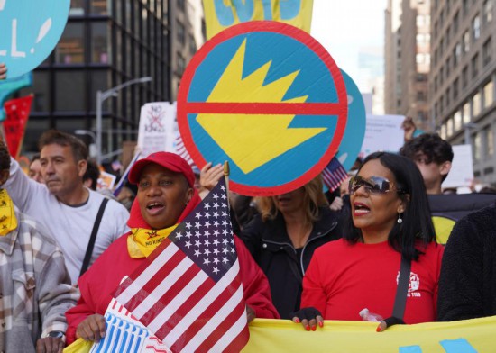 2025年10月18日，在美国纽约，人们参加示威游行活动。新华社记者 张凤国 摄